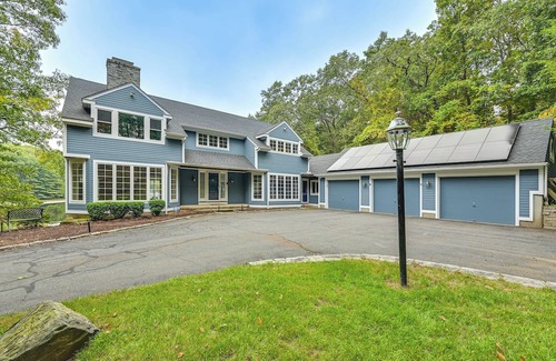 Higganum House | Luxe Lake House in Connecticut: Private Dock