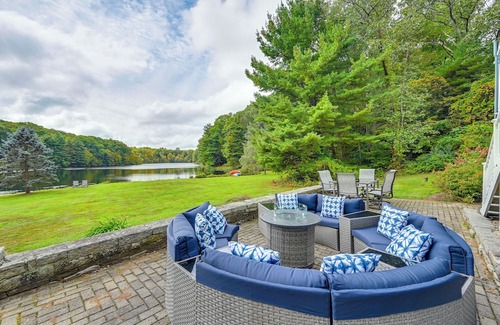 Higganum House | Luxe Lake House in Connecticut: Private Dock