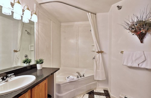 Killington Cabin | The Birch Ridge #10 - Blue Velvet Room, a cozy boutique hotel in the heart of Killington, Vermont.