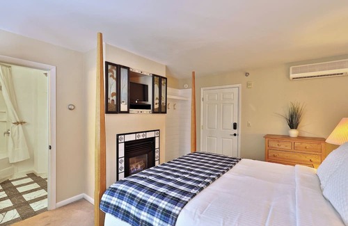 Killington Cabin | The Birch Ridge #10 - Blue Velvet Room, a cozy boutique hotel in the heart of Killington, Vermont.