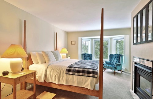 Killington Cabin | The Birch Ridge #10 - Blue Velvet Room, a cozy boutique hotel in the heart of Killington, Vermont.