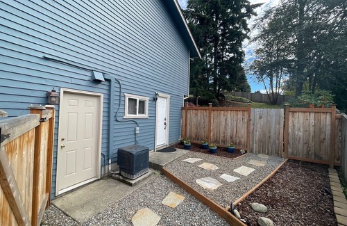 Des Moines Apartment | "The Cozy Studio" Not shared space, in awesome Des Moines with AC, WiFi