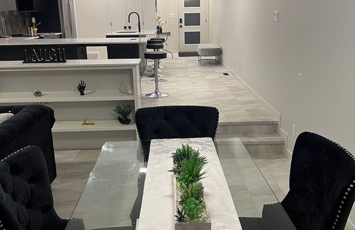 Southwest Edmonton House | Windermere Oasis: Modern Comforts in a Serene Setting
