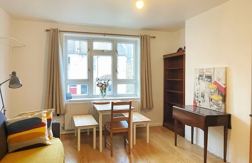 Hammersmith and Fulham Apartment | Wonderful 3-bedroom apartment in Hammersmith, London. 5 mins to tube and Thames
