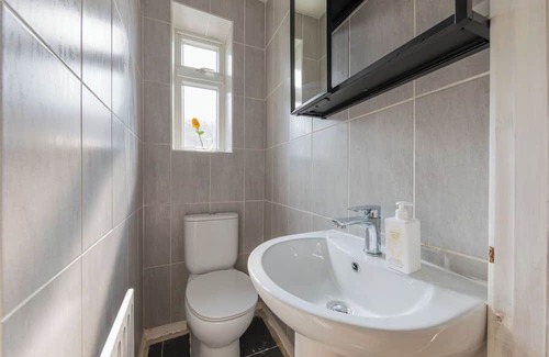 Hammersmith and Fulham Apartment | Wonderful 3-bedroom apartment in Hammersmith, London. 5 mins to tube and Thames