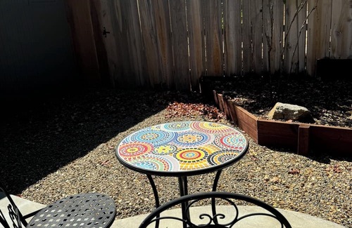 Yosemite Forks Apartment | Cozy studio in tranquil Oakhurst with Kitchenette, secluded patio, AC, WiFi