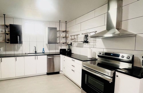 Capitol Heights House | "Perfect Blend: 5 Bedrooms, Modern Luxury, Grill, Jetted Tub & Prime Location!"