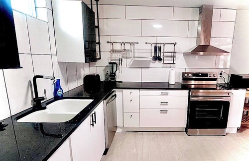 Capitol Heights House | "Perfect Blend: 5 Bedrooms, Modern Luxury, Grill, Jetted Tub & Prime Location!"