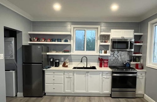 Winding Bay Cottage | Charming private cottage with WiFi and AC in beautiful Whale Point