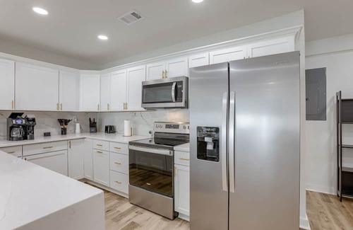 Riverview House | Family-Friendly Stay in Kansas 3Bedroom w/Backyard Arcade & Fire Pit