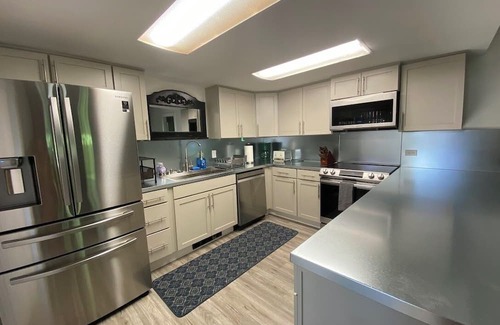 Hailey House | Newly renovated downtown 2 bedroom duplex- walk to everything in Hailey
