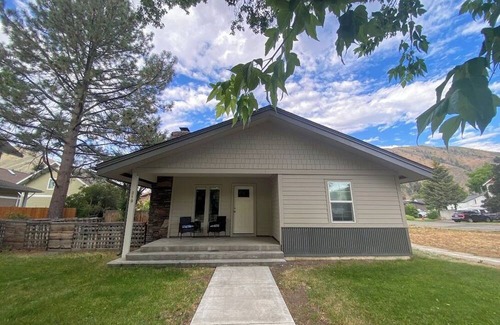 Hailey House | Newly renovated downtown 2 bedroom duplex- walk to everything in Hailey
