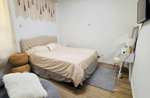 Clear Lake House | Comfy room near lake with shared amenities