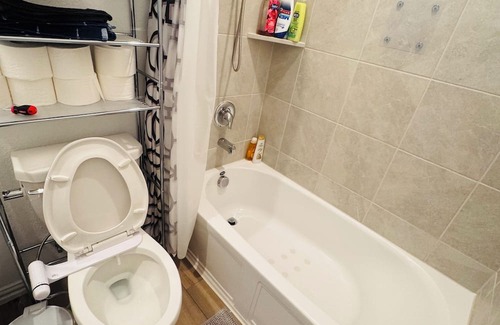 Clear Lake House | Comfy room near lake with shared amenities