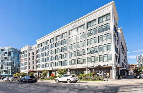 Gallaudet Apartment | Modern Union Market Apt: Free WiFi, Parking, 55" QLED TV, All Major Streaming