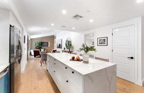 Downtown House | Modern Spacious 3BR House with Game room, Parking