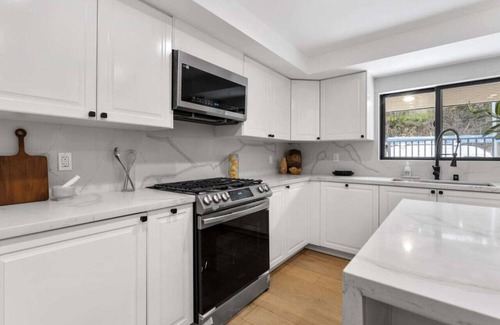 Downtown House | Modern Spacious 3BR House with Game room, Parking