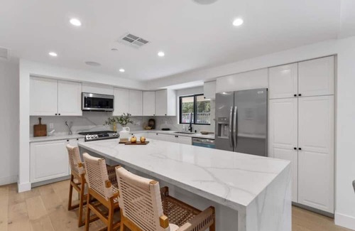Downtown House | Modern Spacious 3BR House with Game room, Parking