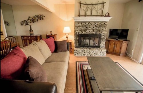 Prospect House | 3-bedroom riverfront townhome in fabulous Prospect with WiFi, AC, Pet Friendly.