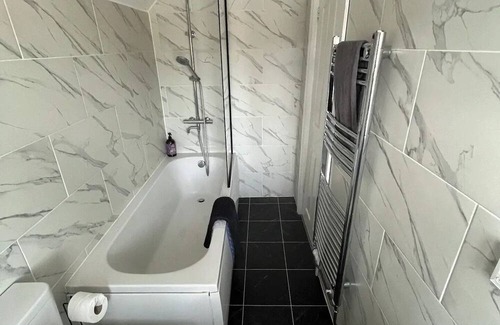 Edwinstowe Apartment | Main Street Cozy Apartment in Newark