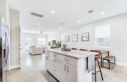 North Houston House | Centrally Located Pet Friendly Haven