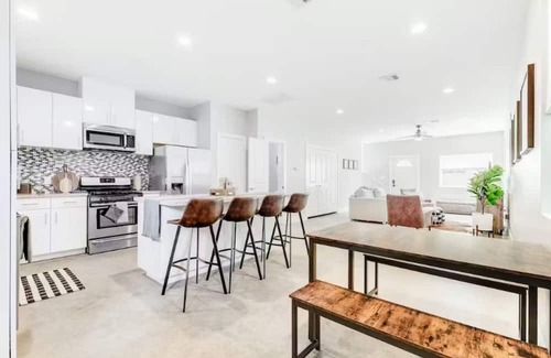 North Houston House | Centrally Located Pet Friendly Haven