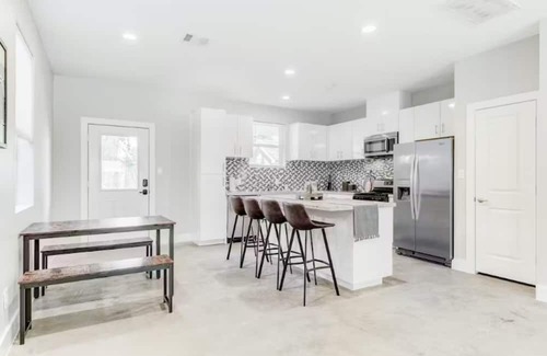 North Houston House | Centrally Located Pet Friendly Haven