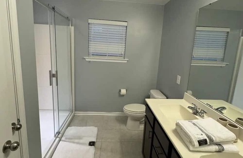 Burton House | Charming 4-bedroom With a Lagoon View in Beaufort with WiFi and AC