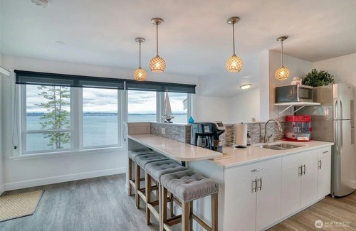 Blaine Condo | Ocean View Birch Cottage