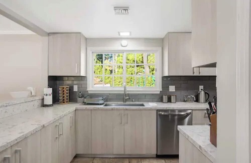 Granada Hills North House | Privet Country Club House 4bed 3bath Office, WiFi, Fitness, Pool, Spa in L.A.