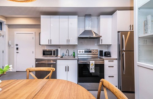 Plateau Mont Royal Apartment | 1-4131 Rue Saint Denis
