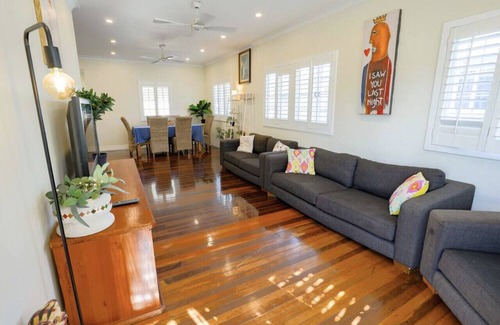 Holland Park West House | Beautiful Central Queenslander