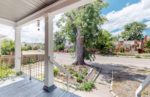 Baker House | Spooky 4-king bed house in Denver with AC & WiFi