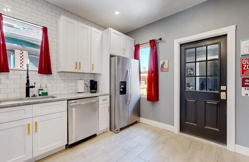 Baker House | Spooky 4-king bed house in Denver with AC & WiFi