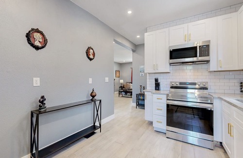 Baker House | Spooky 4-king bed house in Denver with AC & WiFi