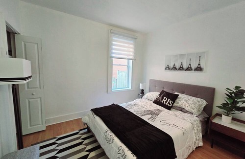 Saint-Laurent Apartment | Appartement à 100m du Métro, en Face D'un Parc