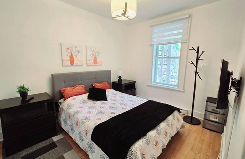 Saint-Laurent Apartment | Appartement à 100m du Métro, en Face D'un Parc