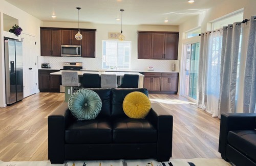 Aurora House | Elegant and Immaculate 3,260 Sq.ftnHome in Adonea, Aurora with Free WiFi and AC.