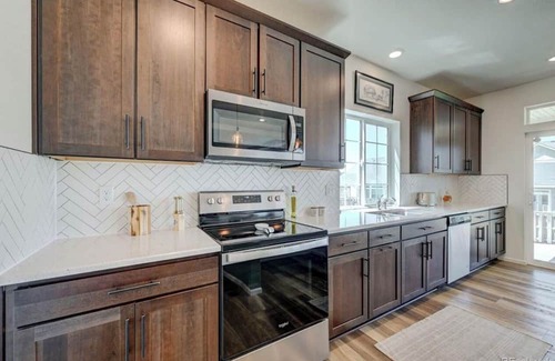 Aurora House | Elegant and Immaculate 3,260 Sq.ftnHome in Adonea, Aurora with Free WiFi and AC.