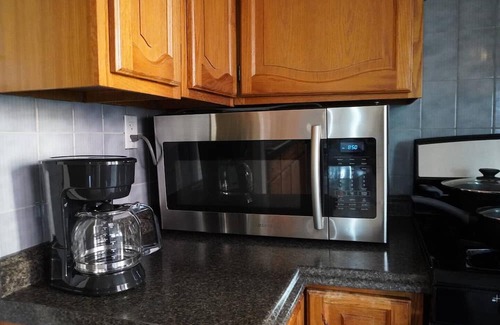 Front Park Apartment | This apartment is a 2 bedroom(s), 1 bathrooms, located in Buffalo, NY.