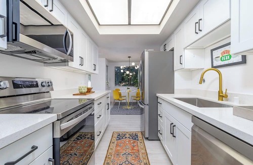 Seattle Metro Area Condo | 12 miles from Seattle. Puget sound views, beach access, pool, jacuzzi.