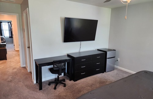 Lilburn House | Charming 3-bedroom townhome in Lilburn with WiFi, AC