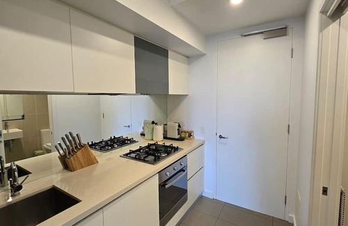 South Yarra Apartment | Gorgeous 1 bed Exec South Yarra with workspace