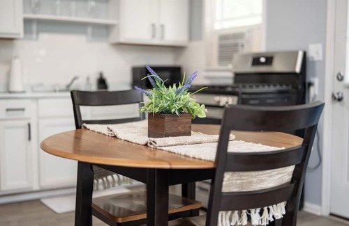 Peoria Apartment | Greenwood Lodge-1: Walk to Peoria Zoo, Drive-In Garage Included