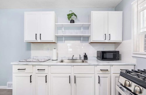 Peoria Apartment | Greenwood Lodge-1: Walk to Peoria Zoo, Drive-In Garage Included