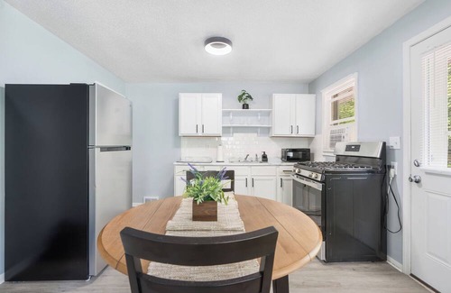 Peoria Apartment | Greenwood Lodge-1: Walk to Peoria Zoo, Drive-In Garage Included