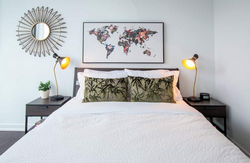 Central Waterfront Condo | Stunning Lake View luxury Condo in The Tourist Hub Area in Toronto Downtown
