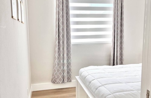 Valley View - Reed House | Modern 1Br/1B Guest Suite w/Kitchen, Laundry, AC/Heat, Living Room