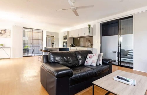 West End House | Modern self contained quiet flat in West End