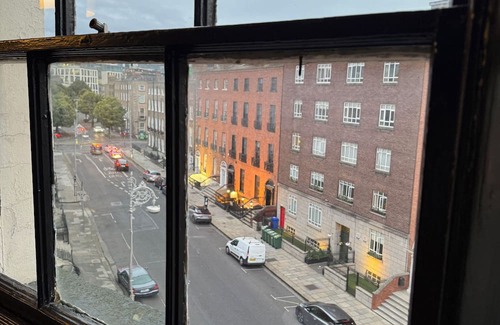 Grand Canal Dock Apartment | Luxury Suite in City Centre with View